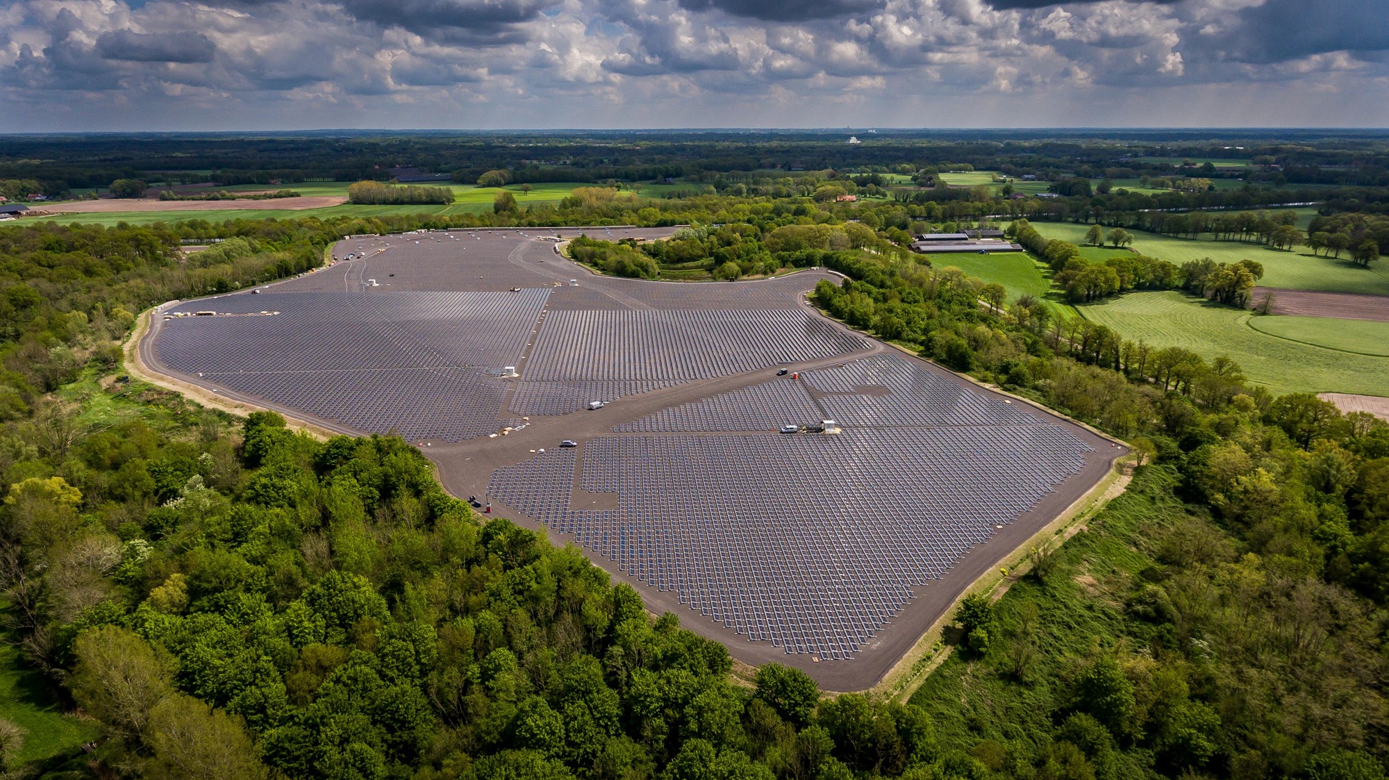 case-twence-zonnepark-luchtfoto-zonnepanelen-en-bomen-2000x1123.jpg