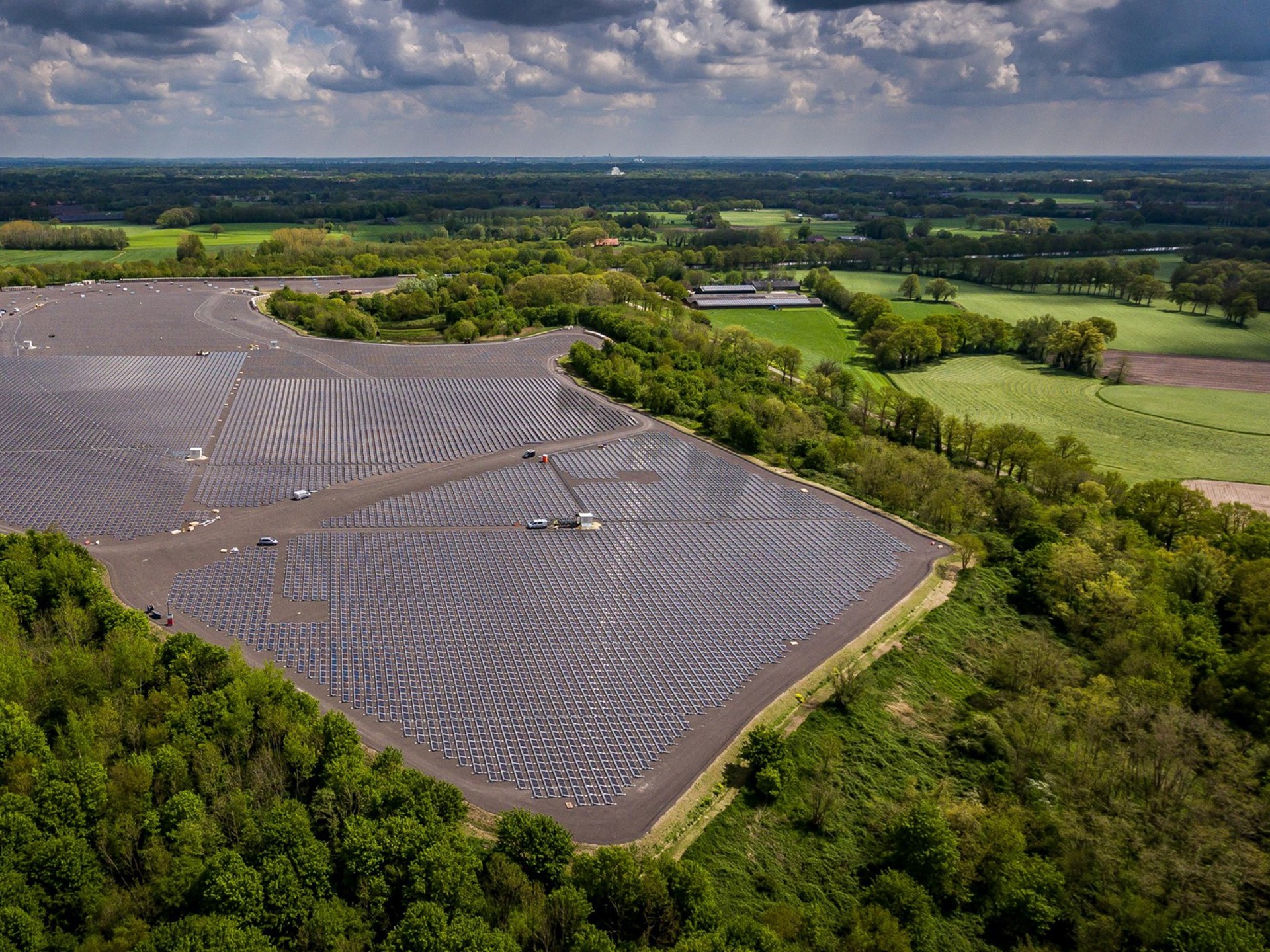 case-twence-zonnepark-luchtfoto-zonnepanelen-en-bomen-2000x1123.jpg