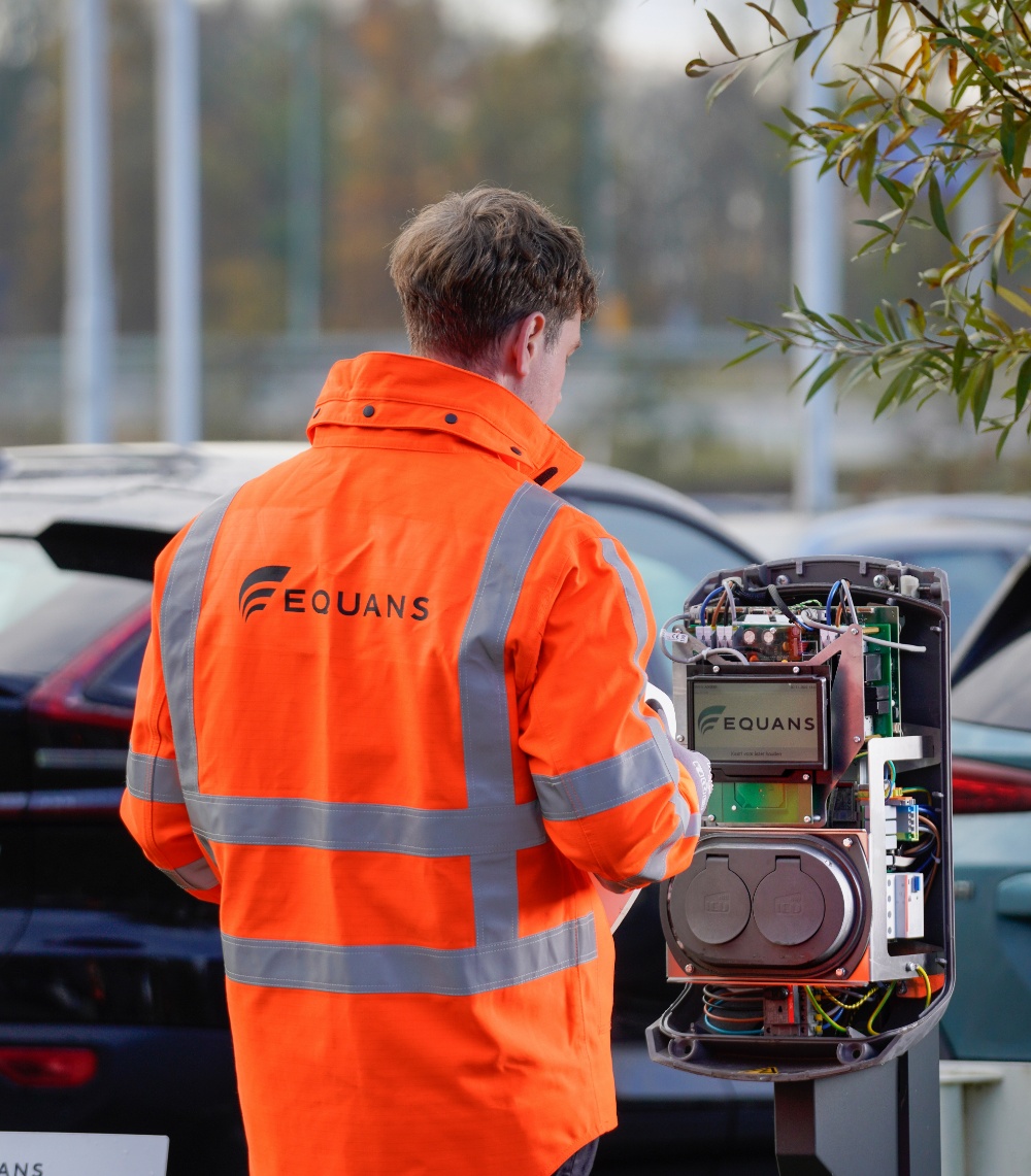 oplossingen-e-mobility-collega-bij-geopende-laadpaal-rotterdam-1000x1141.jpg