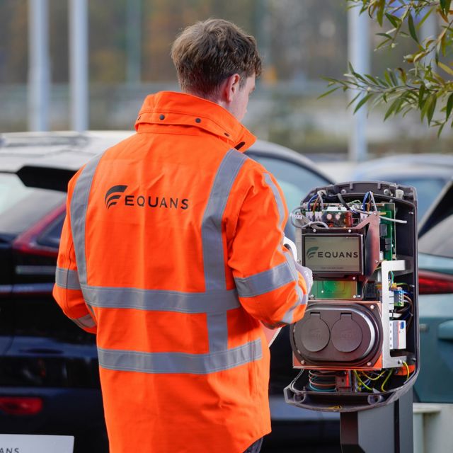 oplossingen-e-mobility-collega-bij-geopende-laadpaal-rotterdam-1000x1141.jpg