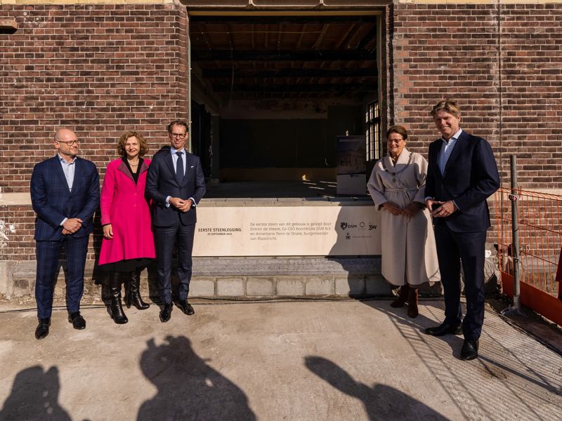 nieuws-dsm-hoofdkantoor-opening-groepsfoto-buiten-2000x1333.jpg