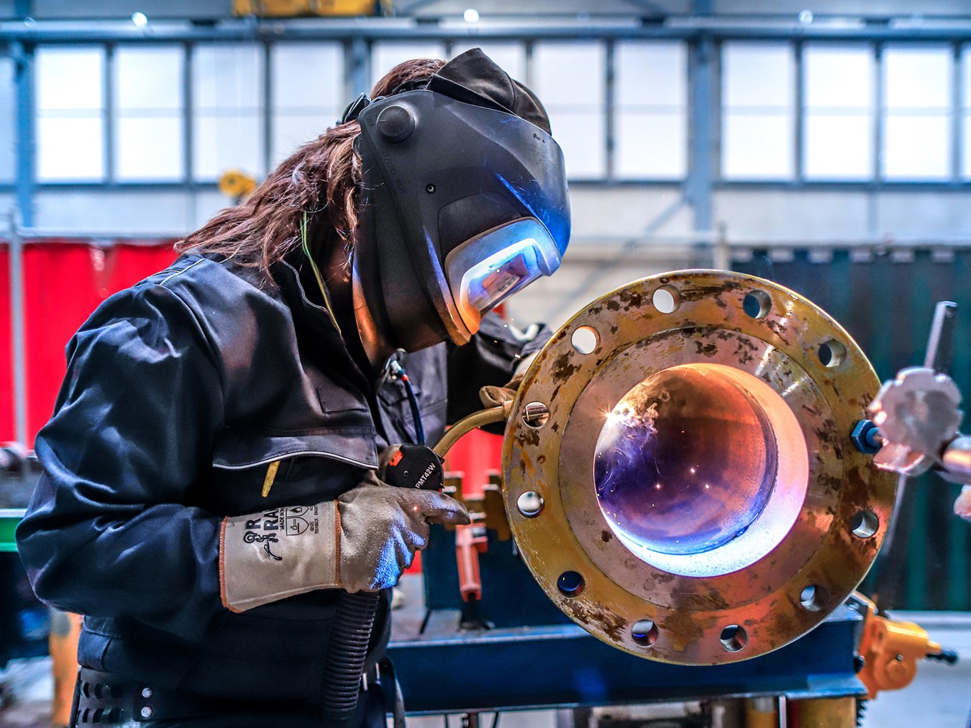 oplossingen-apparatenbouw-en-prefabricage-vrouw-techniek-slijpen-2000x1129.jpg