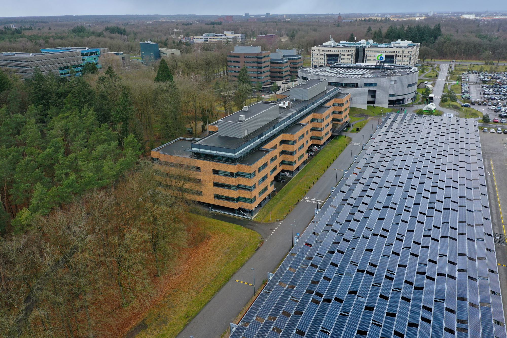 case-achmea-carport-zonnebos-gebouw-luchtfoto-2560x1707.jpg