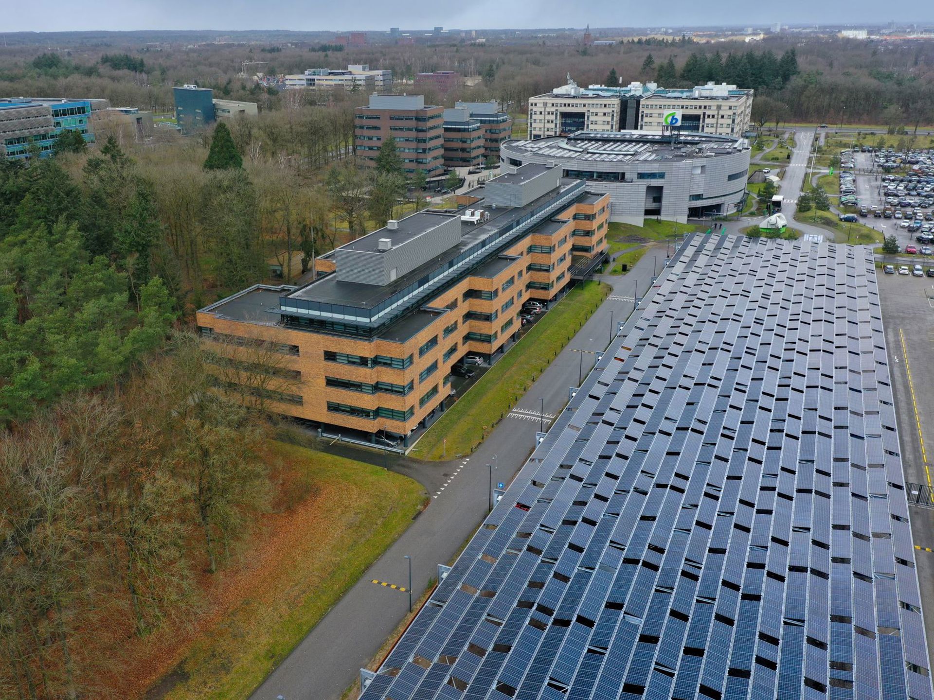 case-achmea-carport-zonnebos-gebouw-luchtfoto-2560x1707.jpg